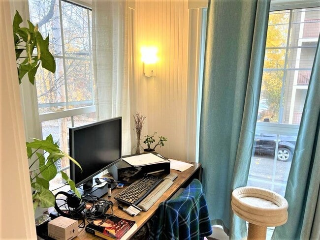 Building Photo - Boston Rental! A GREAT LOCATION to live in...