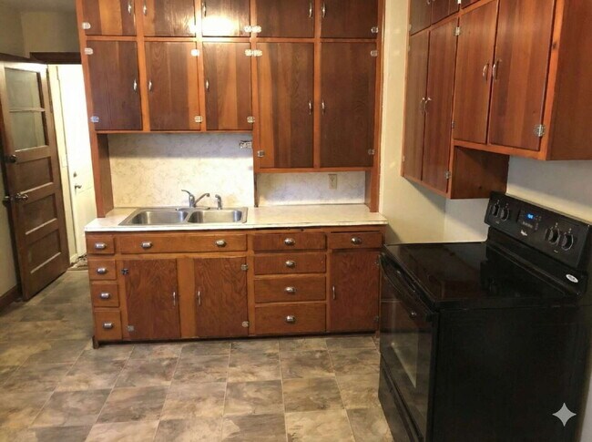 Building Photo - Available June 1st – 4 Bedroom, 1 Bathroom Single Family Home