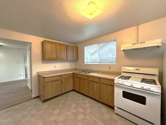 Building Photo - 612 W 2nd Ave