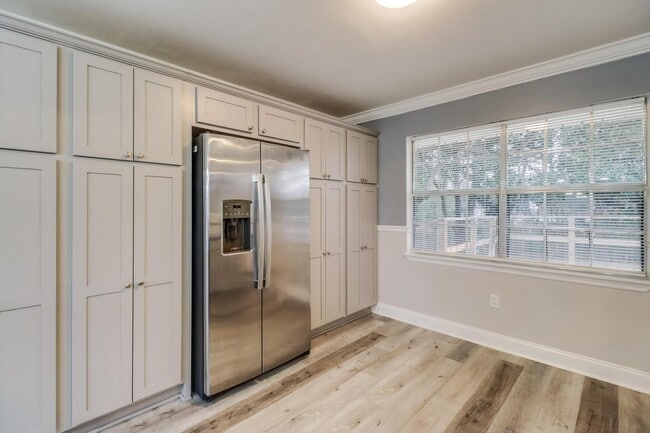 Building Photo - 15744 Parkwood Dr S