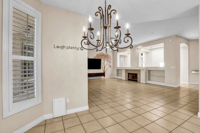 Building Photo - Single Story in Country Club Hills!