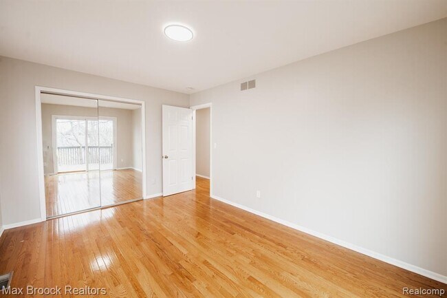 Building Photo - 5528 Sunnycrest Dr