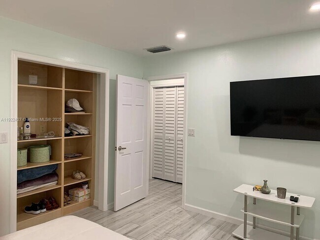 Building Photo - 600 NE 7th Ave