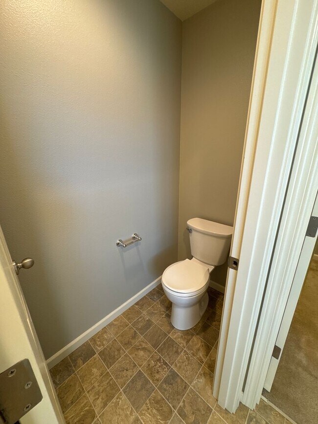 Building Photo - Beautiful 3 bedroom with bonus loft area i...