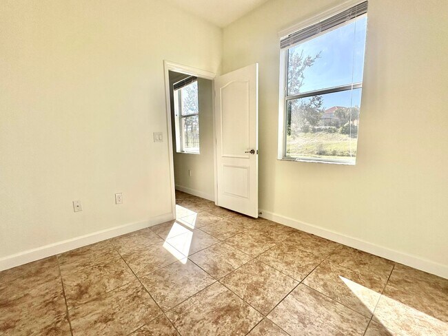 Building Photo - Upscale and modern 5bedroom/2.5bath home i...