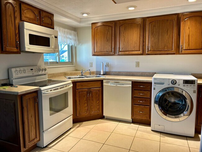 Building Photo - 3 bed 1 bath close to shopping, schools, parks and more!