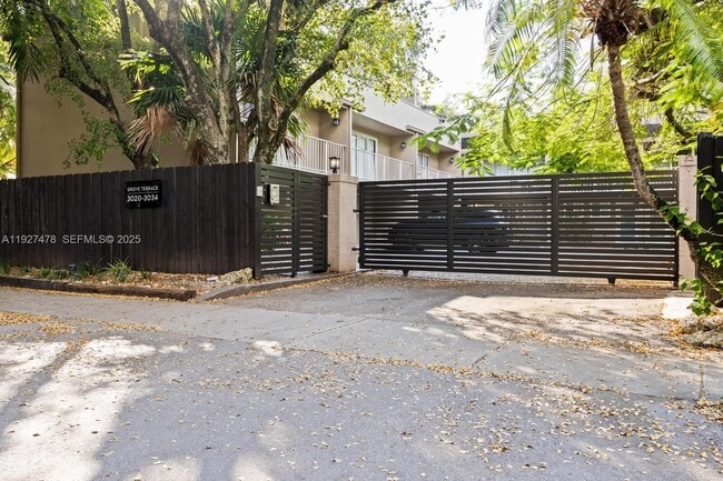 Primary Photo - 3028 Center St