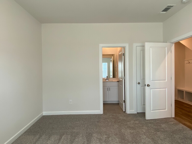 Building Photo - Room in Townhome on Tears Ln