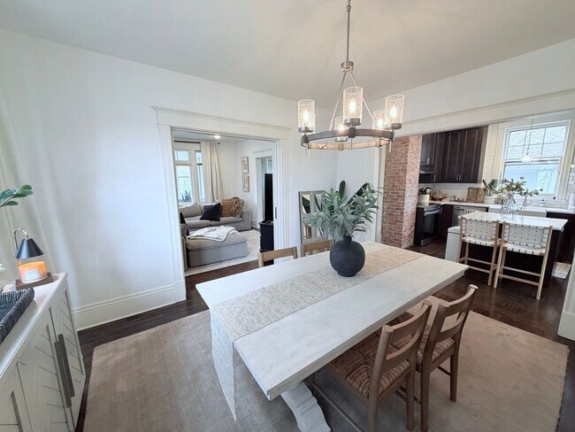 Building Photo - Gorgeous 3 Bedroom with Modern Upgrades!!