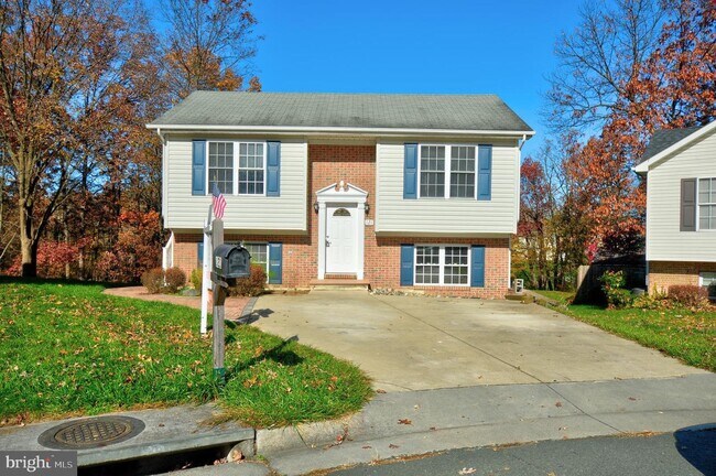 Building Photo - 121 Deer Hill Ct