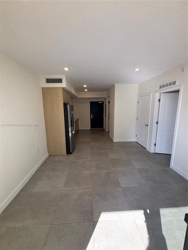 Primary Photo - 16395 Biscayne Blvd