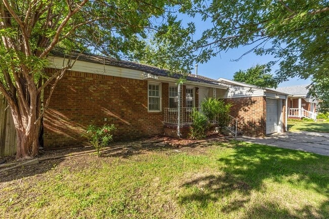 Building Photo - 306 W Mimosa Dr