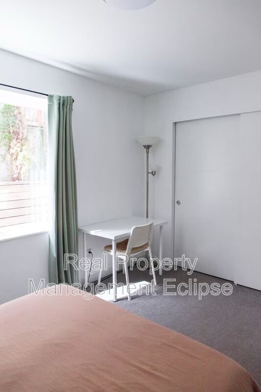 Building Photo - 8819 Midvale Ave N