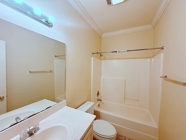 Building Photo - 2 Bedroom Condo Available NOW