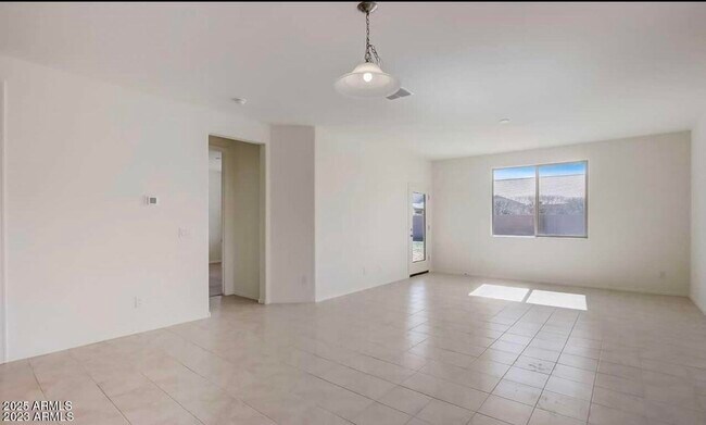 Building Photo - 1565 E Kingman Pl