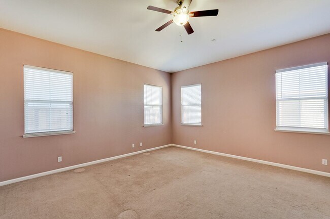 Building Photo - Spacious 3 Bedroom, 2 Bathroom Home with D...