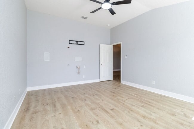 Building Photo - Gorgeous 3 bedroom, 2 bath home with a study near the Forum & Randolph AFB!