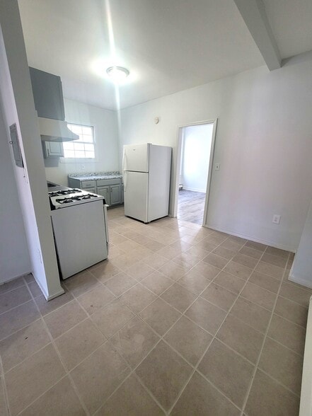 Building Photo - 54 Lindsley Pl