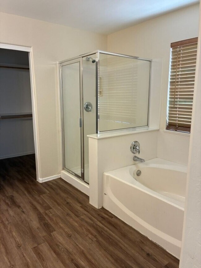 Building Photo - Spacious 4 Bedroom Home in Avondale!