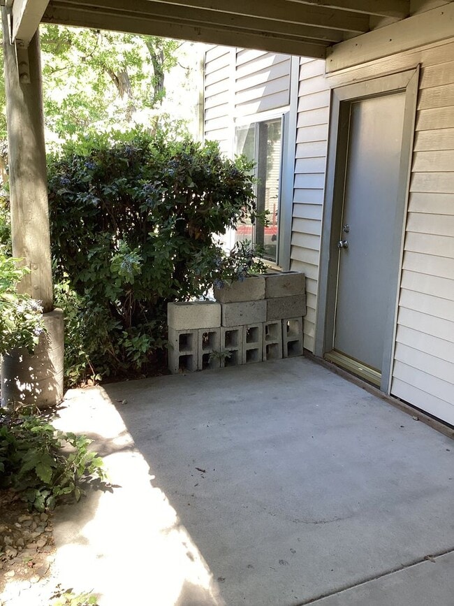 Building Photo - ONLY $1,350.00 PER MONTH - DON'T MISS OUT ON THIS CUTE GROUND FLOOR -2 BEDROOM/1BATH CONDO IN GAT...