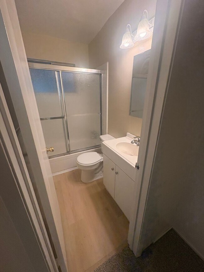 Building Photo - 1st floor 1 bedroom 1 bath apartment w/ assigned parking!