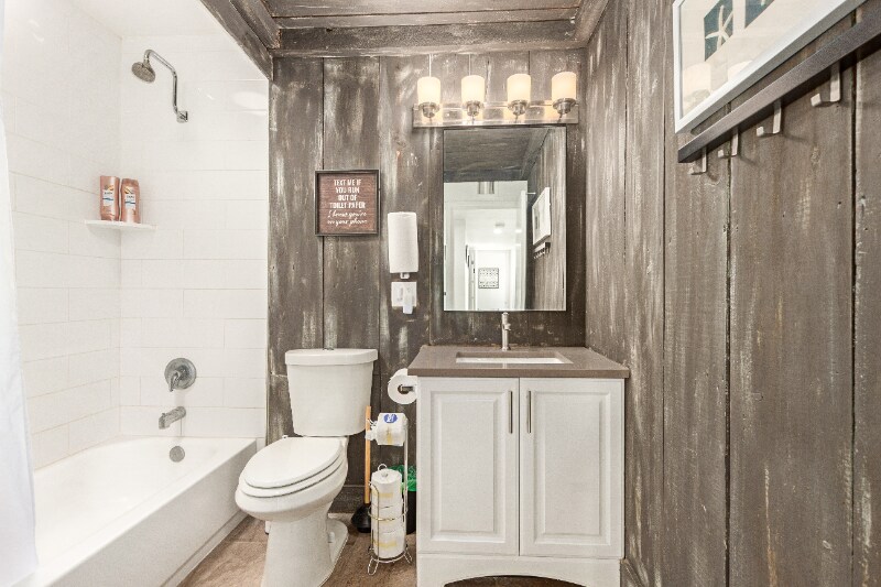 Building Photo - 1328 W 6th St