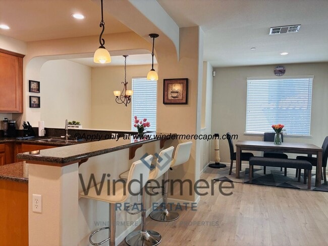 Building Photo - Stylish & Spacious 2 bedroom-/1 bath Condo in Astoria at Gateway Oaks!