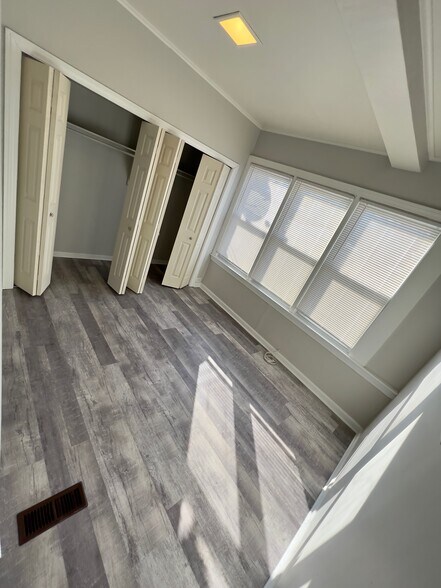 Building Photo - 4827 W Barry Ave