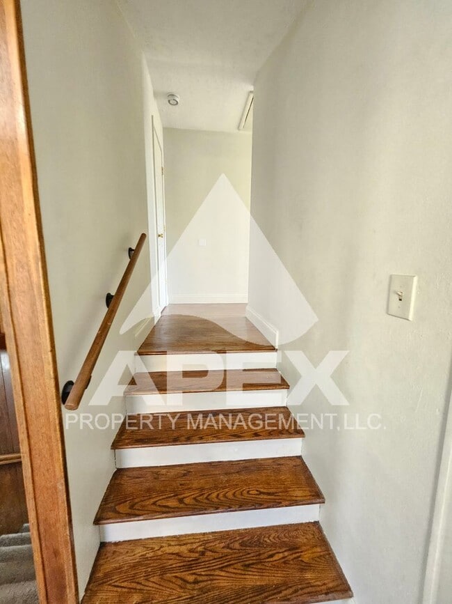 Building Photo - Spacious 4Bd – 2Ba Tri-Level Brick Home in North Knoxville!