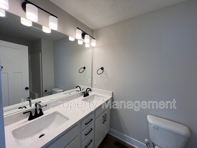 Building Photo - 601 Hart Ln