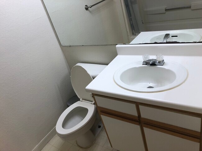 Bathroom view - 521 Southwest Pky
