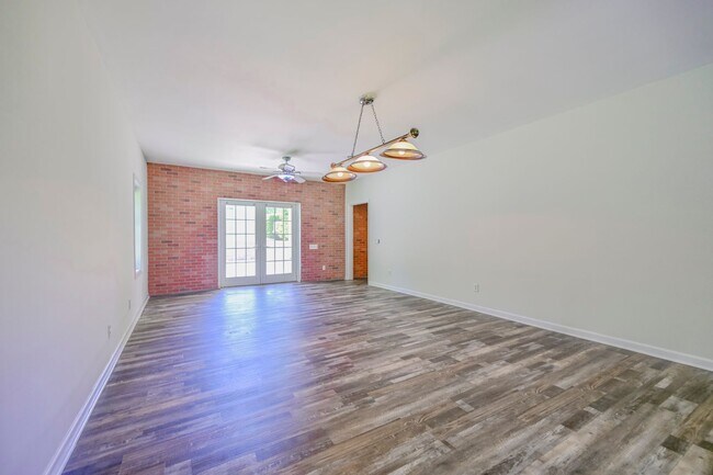 Building Photo - 237 Riverbend Rd