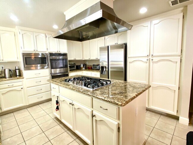 Building Photo - Fully Furnished Single-Family Home in San ...