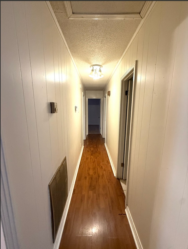 Building Photo - 3 bedroom 2 bath home located in quiet neighborhood