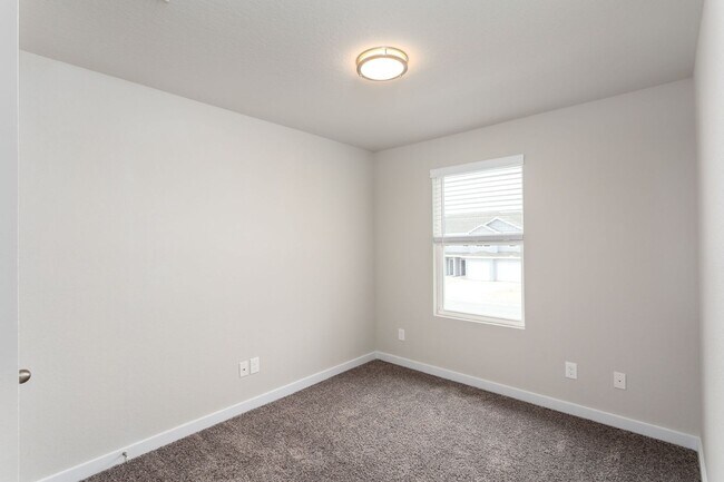 Building Photo - Move-In Ready 3BR with Private Yard & Modern Upgrades – Won’t Last!