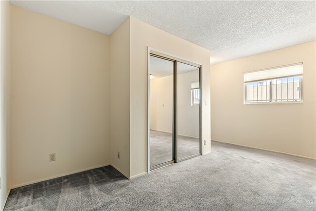 Building Photo - 2687 Country Club Dr