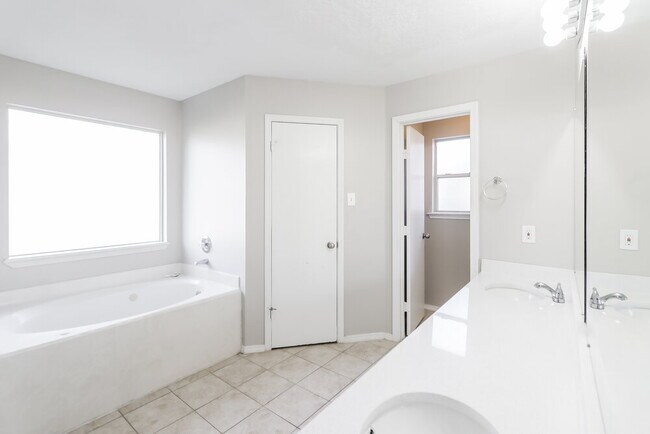 Building Photo - 627 Bold Ruler Dr