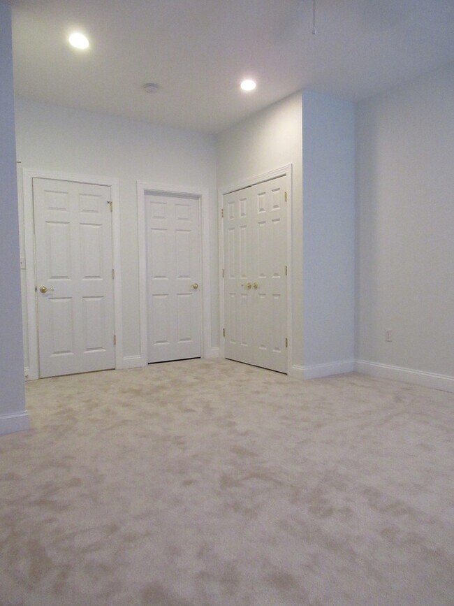 Building Photo - Charming 4 Bedroom/3.5 Bathroom Townhome with Parking Pad in Station North, MD!