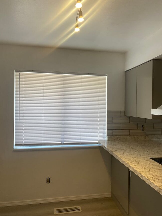 Building Photo - Beautiful remodeled home in northeast heig...