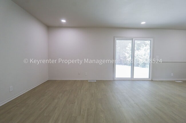 Building Photo - Beautifully Redone 3 Bedroom BA House! Available for Immediate Move in!