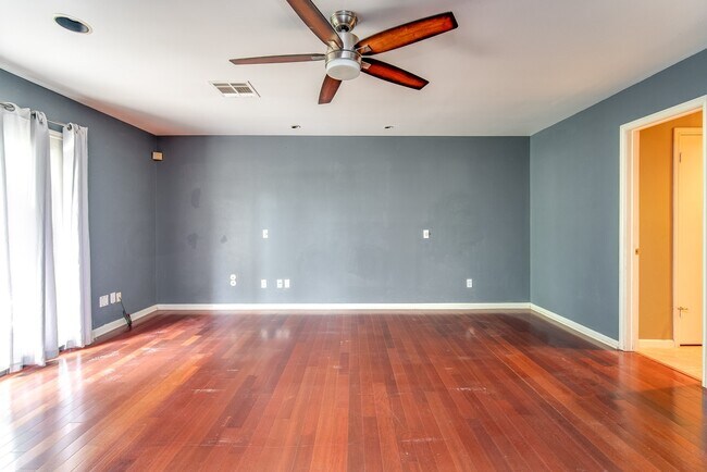 Building Photo - 3927 Pleasant Valley Dr