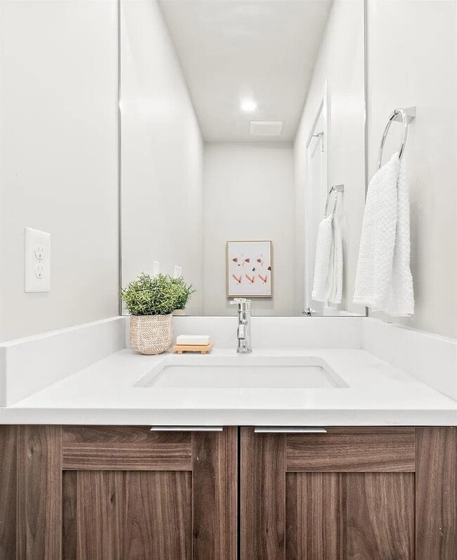 Building Photo - Amazing Jefferson Park 2 Bed / 4 bath Dupl...