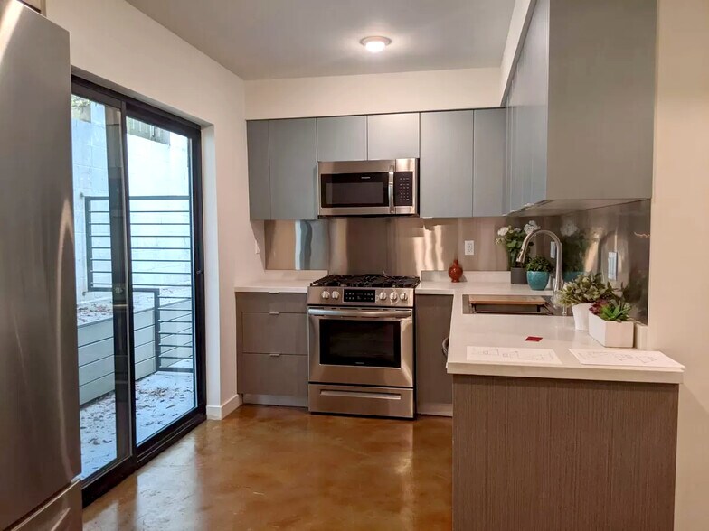 Building Photo - 654 N Virgil Ave