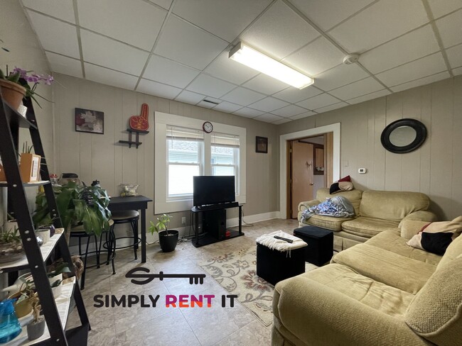 Building Photo - Tri-Plex, 2 and 3 Bedrooms On Campus! Avai...