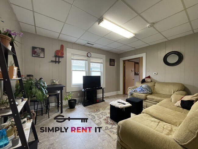 Building Photo - Tri-Plex, 3 Bedroom On Campus! Available Now!