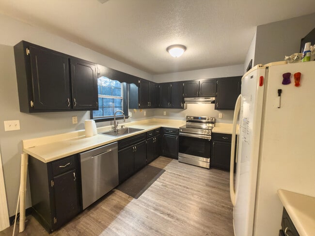 Building Photo - 209 Pinoak Ct W