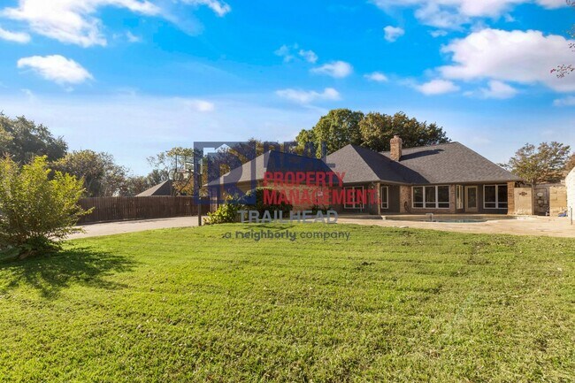 Building Photo - Charming 3 Bed 2 Bath Home in a Great Neighborhood - Private Pool!