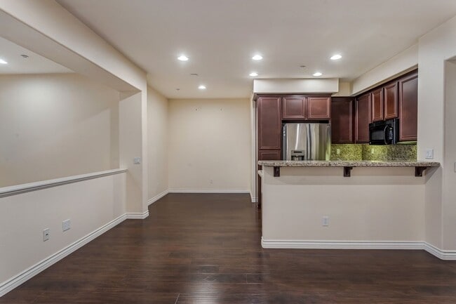 Building Photo - Lux 2 Bed 2 Bath Condo at the Spectrum!