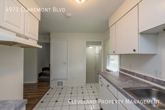 Building Photo - Charming Garfield Hts. Home