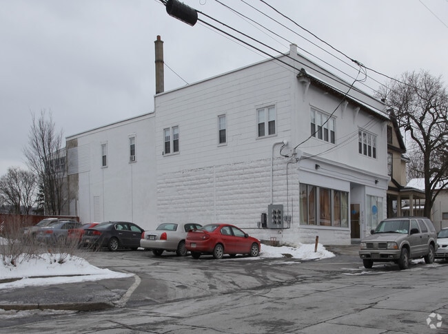 Building Photo - Lulu's Couture